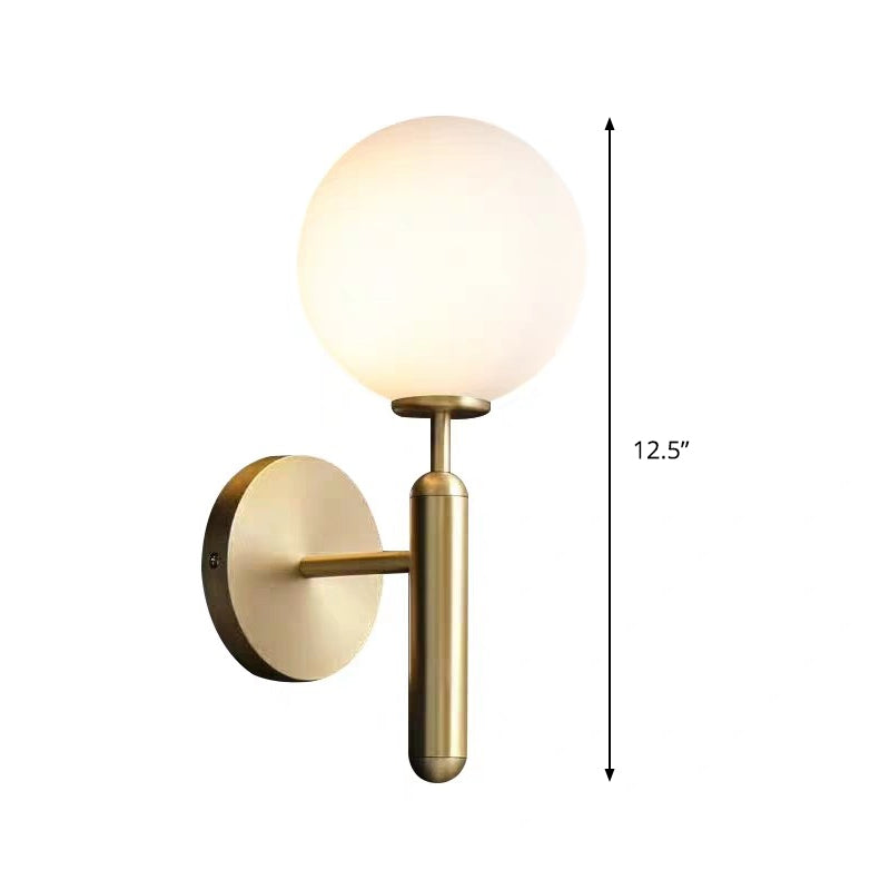 Applique murale Éloïse à boule de verre Milky avec bras en laiton