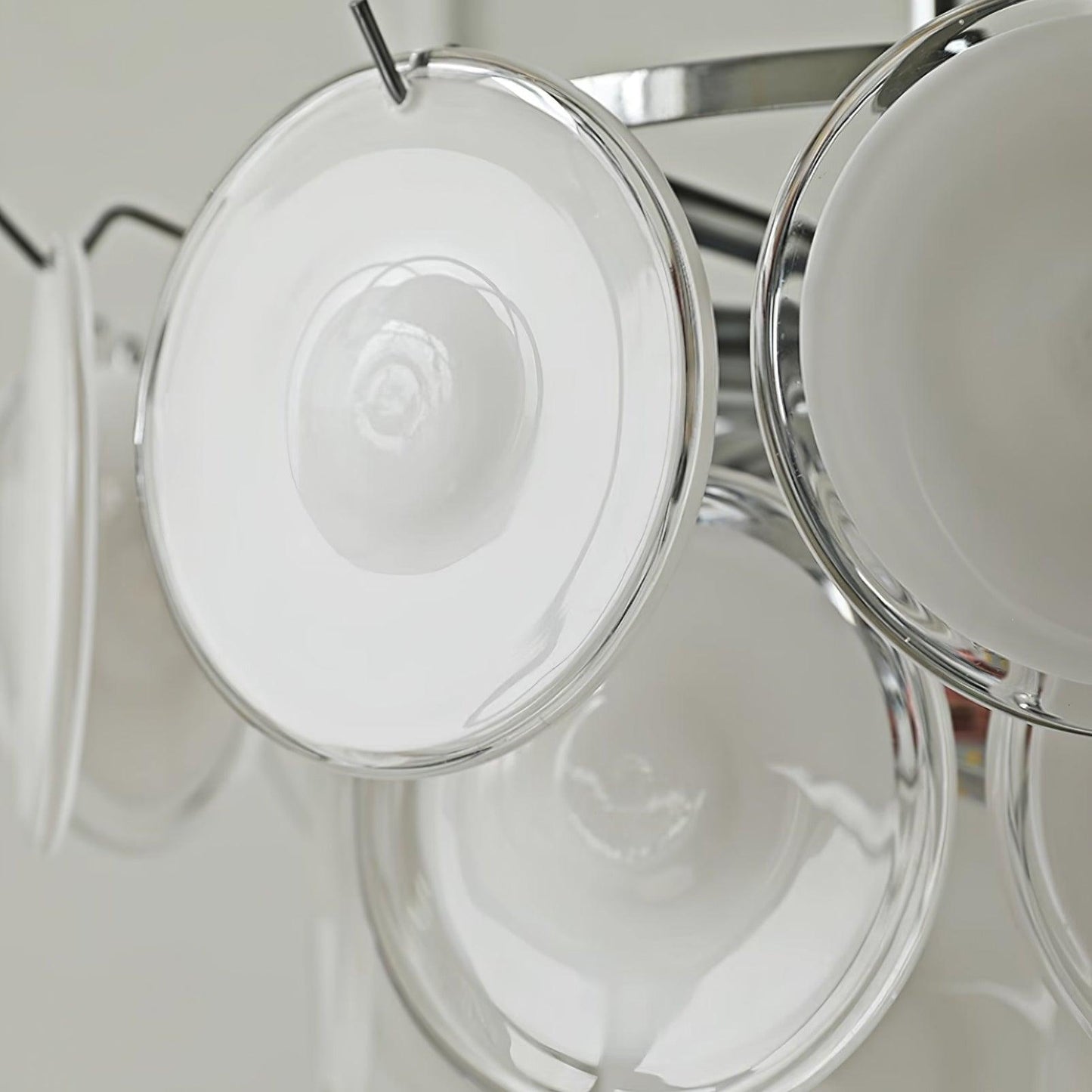 Lustre Delphine avec disques en verre, abat-jour superposés blancs et cadre métallique