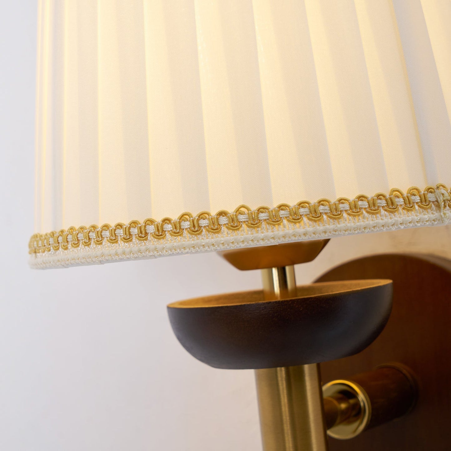 Applique murale Isabelle Blixen Bois et Tissu Éclairage classique