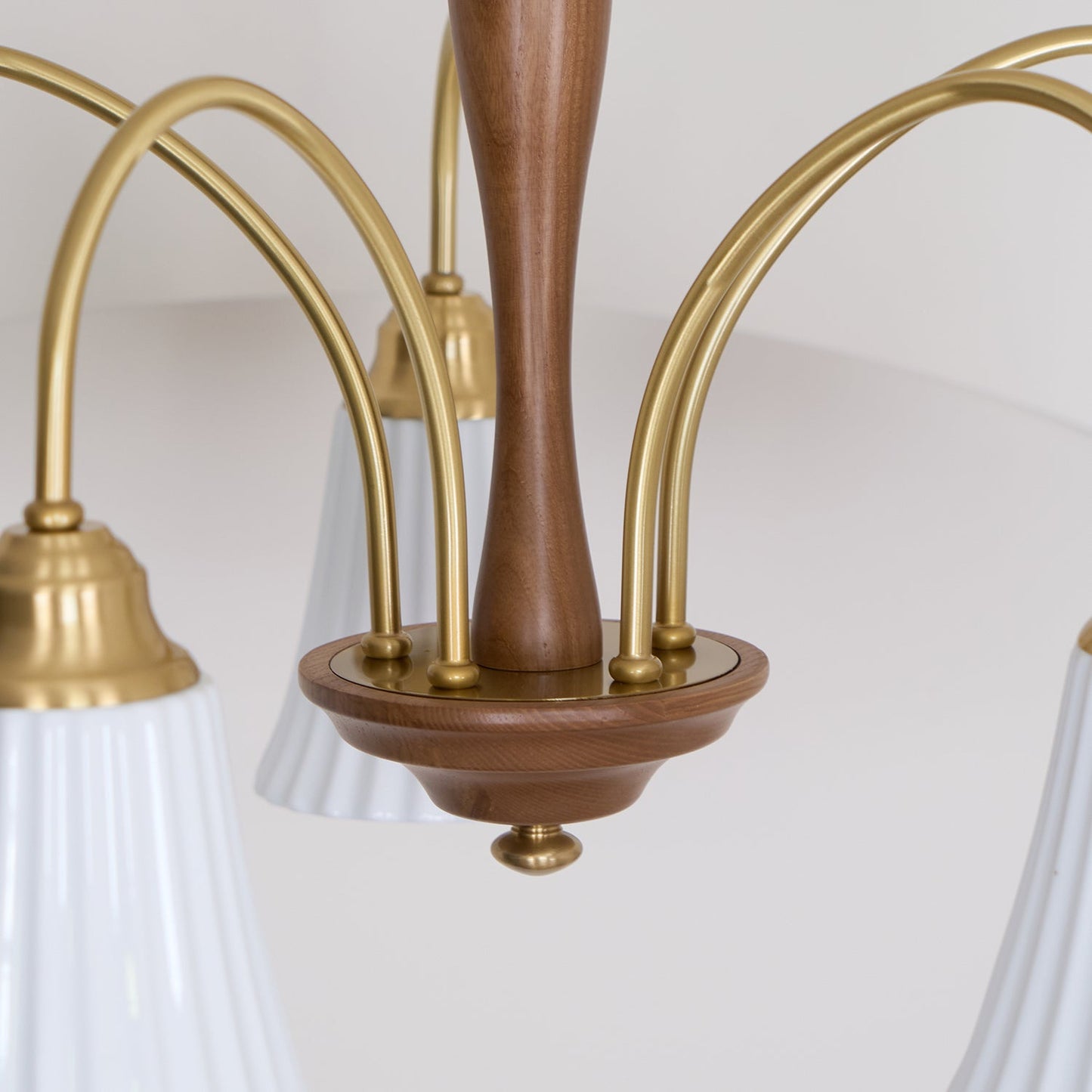 Sophie Chandelier, laiton élégant et bois foncé avec abat-jour en tissu