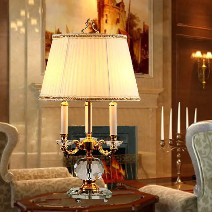 Lampe de table de luxe en cristal avec trois sources lumineuses pour intérieurs modernes