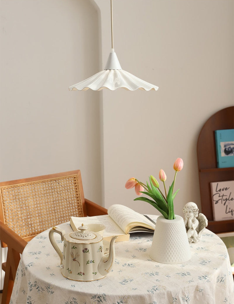 Suspension Sophie en céramique plissée en forme de fleur, coloris blanc émaillé