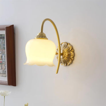 Applique murale Mia Vintage avec finition dorée et accent orchidée clochette beige