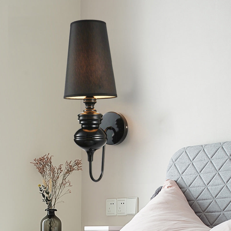 Applique murale conique en tissu Céleste avec abat-jour blanc, noir ou argent