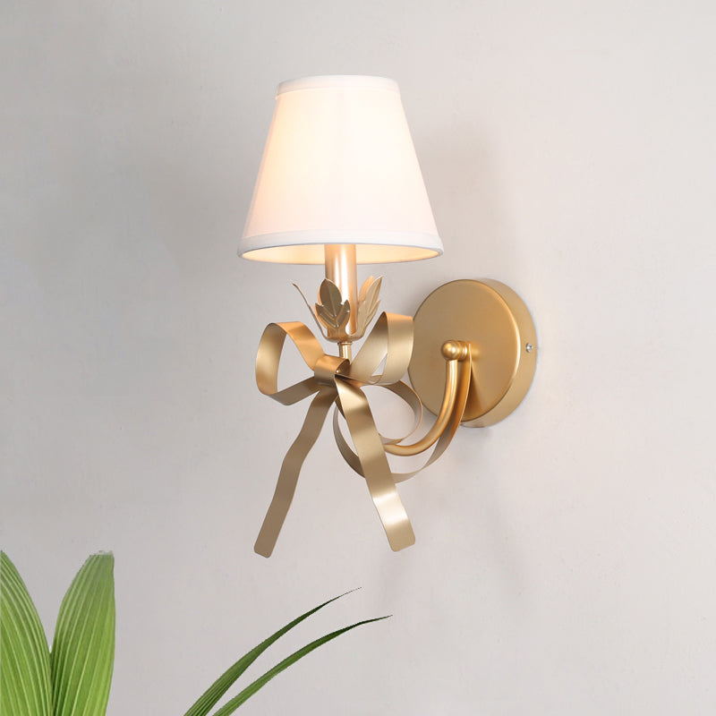 Applique Éloïse Gold Swag avec abat-jour en tissu et détails en ruban