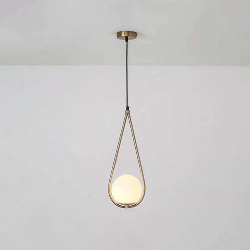 Suspension Isabelle en laiton Teardrop avec abat-jour en verre crème