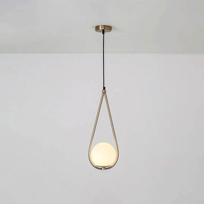 Suspension Isabelle en laiton Teardrop avec abat-jour en verre crème