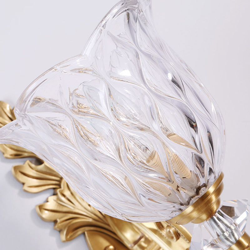Applique Camille dorée avec abat-jour ondulé en verre sculpté