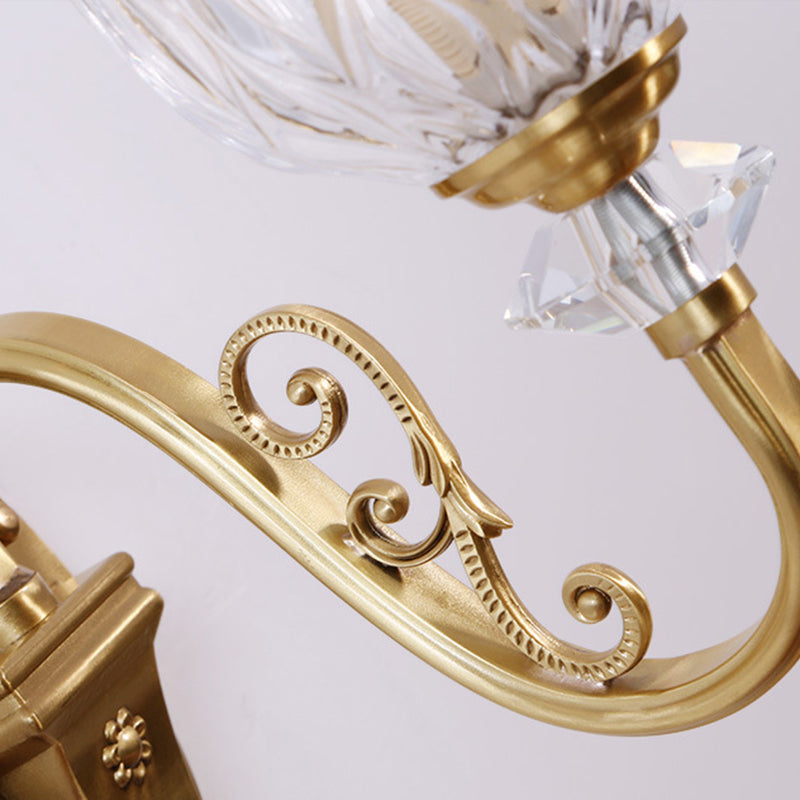Applique Camille dorée avec abat-jour ondulé en verre sculpté