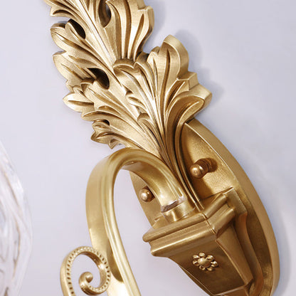 Applique Camille dorée avec abat-jour ondulé en verre sculpté