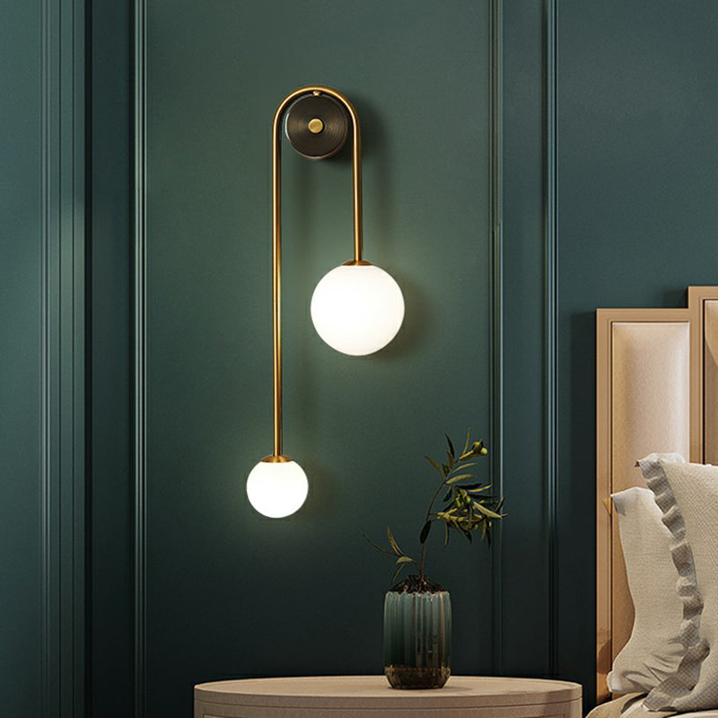 Applique murale Élodie Brass avec abat-jour en verre opale