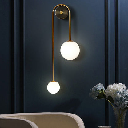 Applique murale Élodie Brass avec abat-jour en verre opale