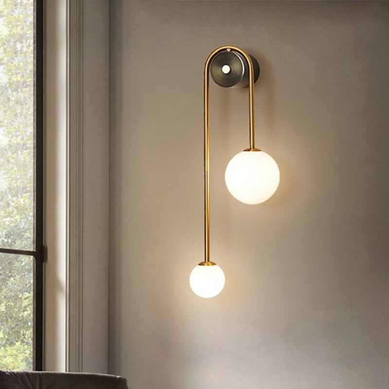 Applique murale Élodie Brass avec abat-jour en verre opale