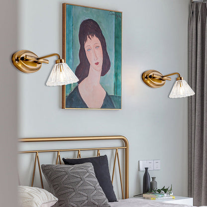 Applique murale Éloise Cone Vanity en laiton avec éclairage LED