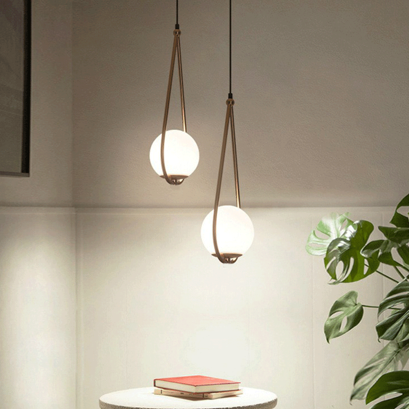 Suspension Isabelle en laiton Teardrop avec abat-jour en verre crème