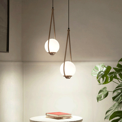 Suspension Isabelle en laiton Teardrop avec abat-jour en verre crème