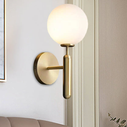 Applique murale Éloïse à boule de verre Milky avec bras en laiton
