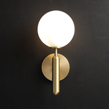 Applique murale Éloïse à boule de verre Milky avec bras en laiton