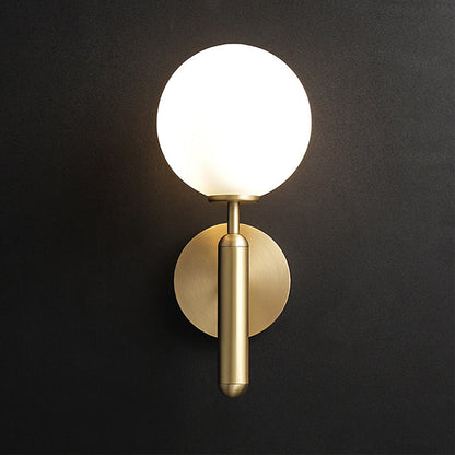 Applique murale Éloïse à boule de verre Milky avec bras en laiton