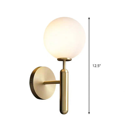 Applique murale Éloïse à boule de verre Milky avec bras en laiton