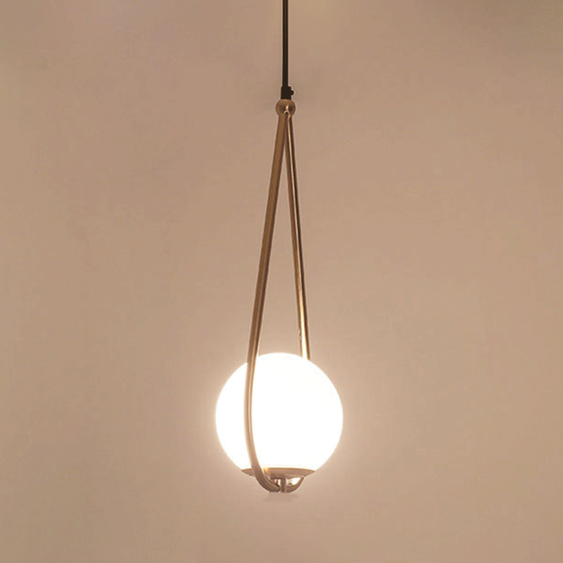 Suspension Isabelle en laiton Teardrop avec abat-jour en verre crème