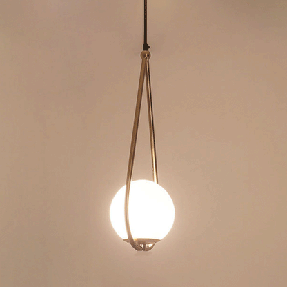 Suspension Isabelle en laiton Teardrop avec abat-jour en verre crème