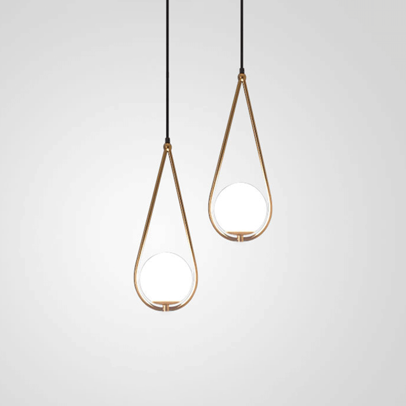 Suspension Isabelle en laiton Teardrop avec abat-jour en verre crème