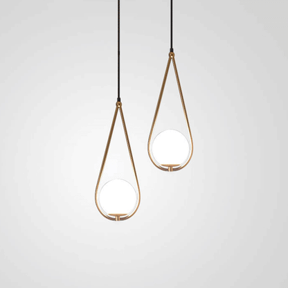 Suspension Isabelle en laiton Teardrop avec abat-jour en verre crème