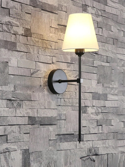 Applique murale Lucienne à abat-jour en tissu au design linéaire et moderne