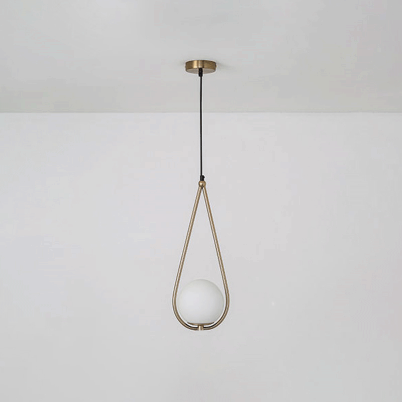 Suspension Isabelle en laiton Teardrop avec abat-jour en verre crème