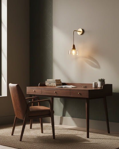 Applique murale Aurélie classique en laiton avec abat-jour en verre transparent