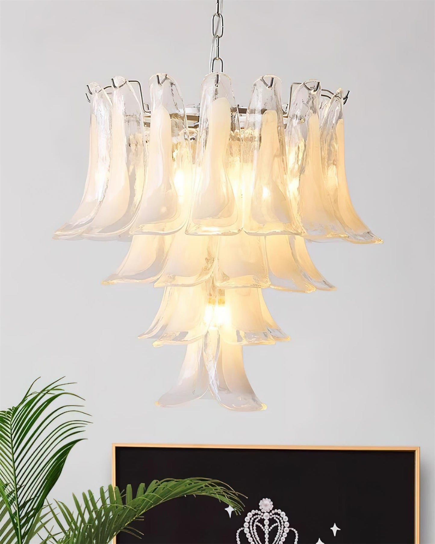 Lustre floral Émilienne, pétales de verre superposés avec structure métallique