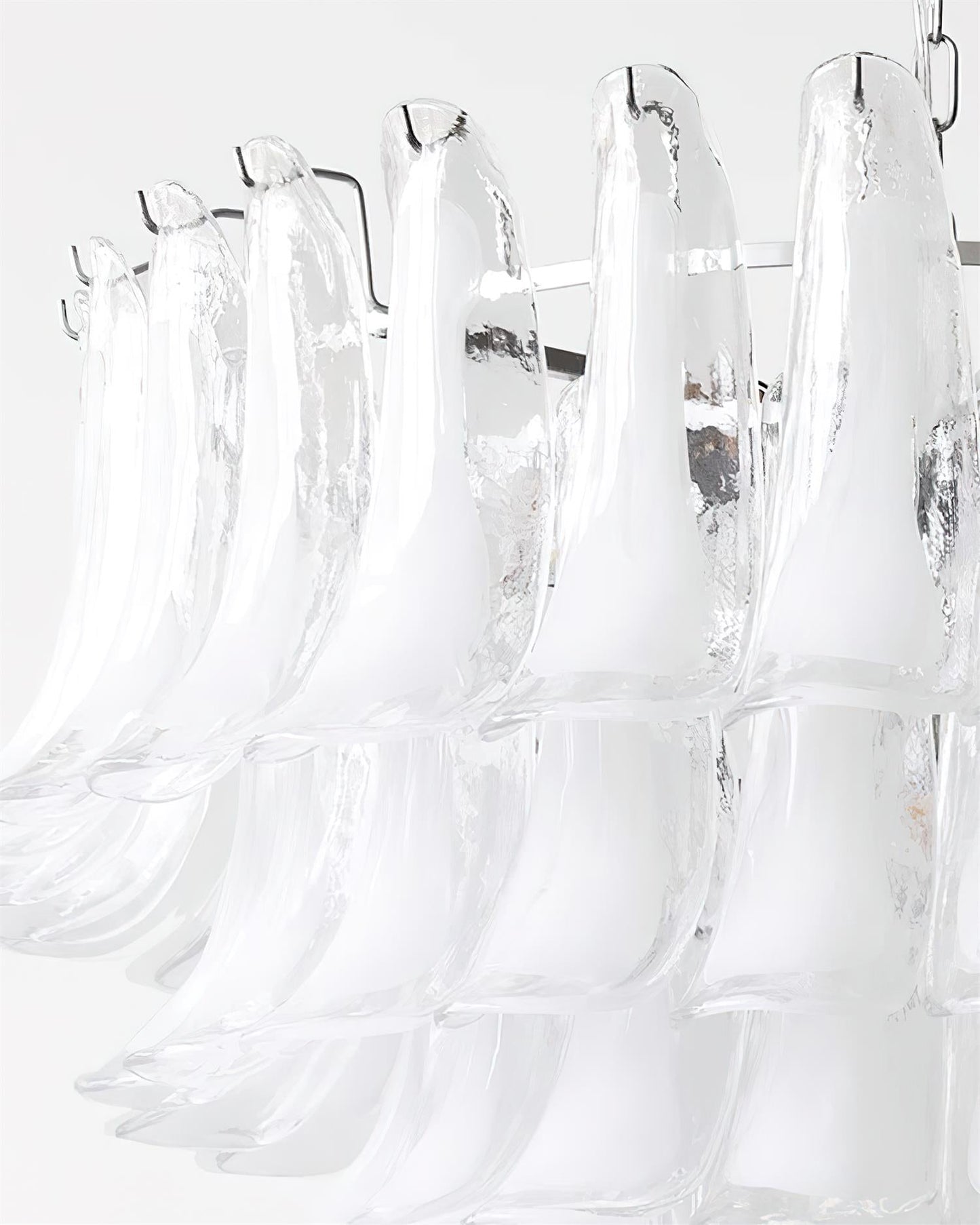 Lustre floral Émilienne, pétales de verre superposés avec structure métallique
