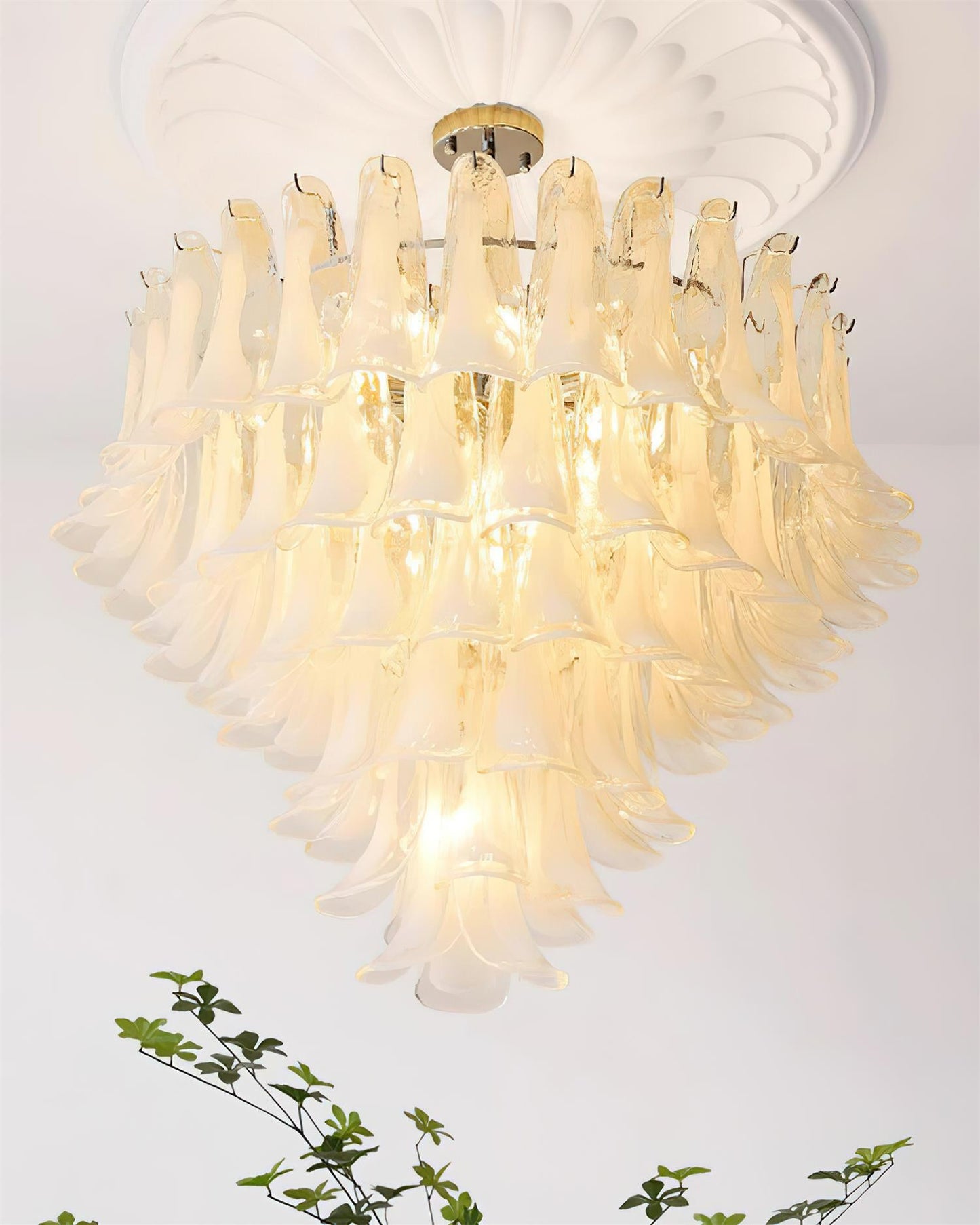Lustre floral Émilienne, pétales de verre superposés avec structure métallique