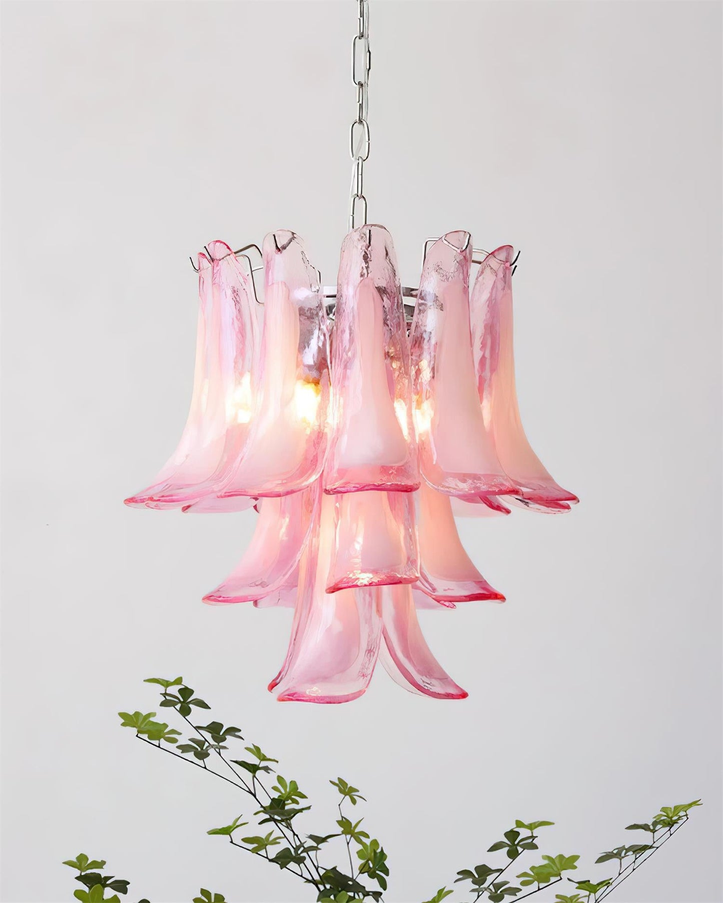 Lustre floral Émilienne, pétales de verre superposés avec structure métallique