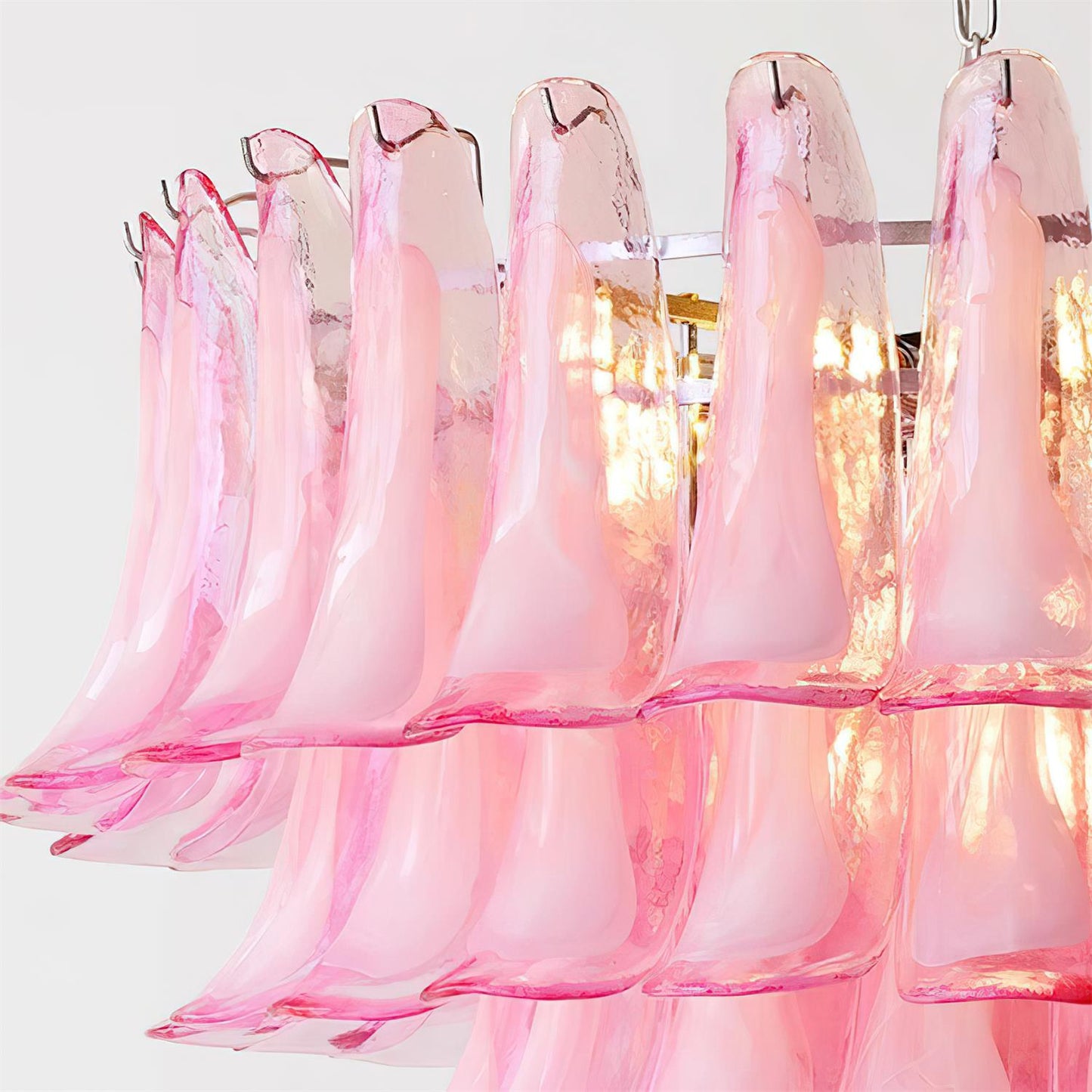 Lustre floral Émilienne, pétales de verre superposés avec structure métallique
