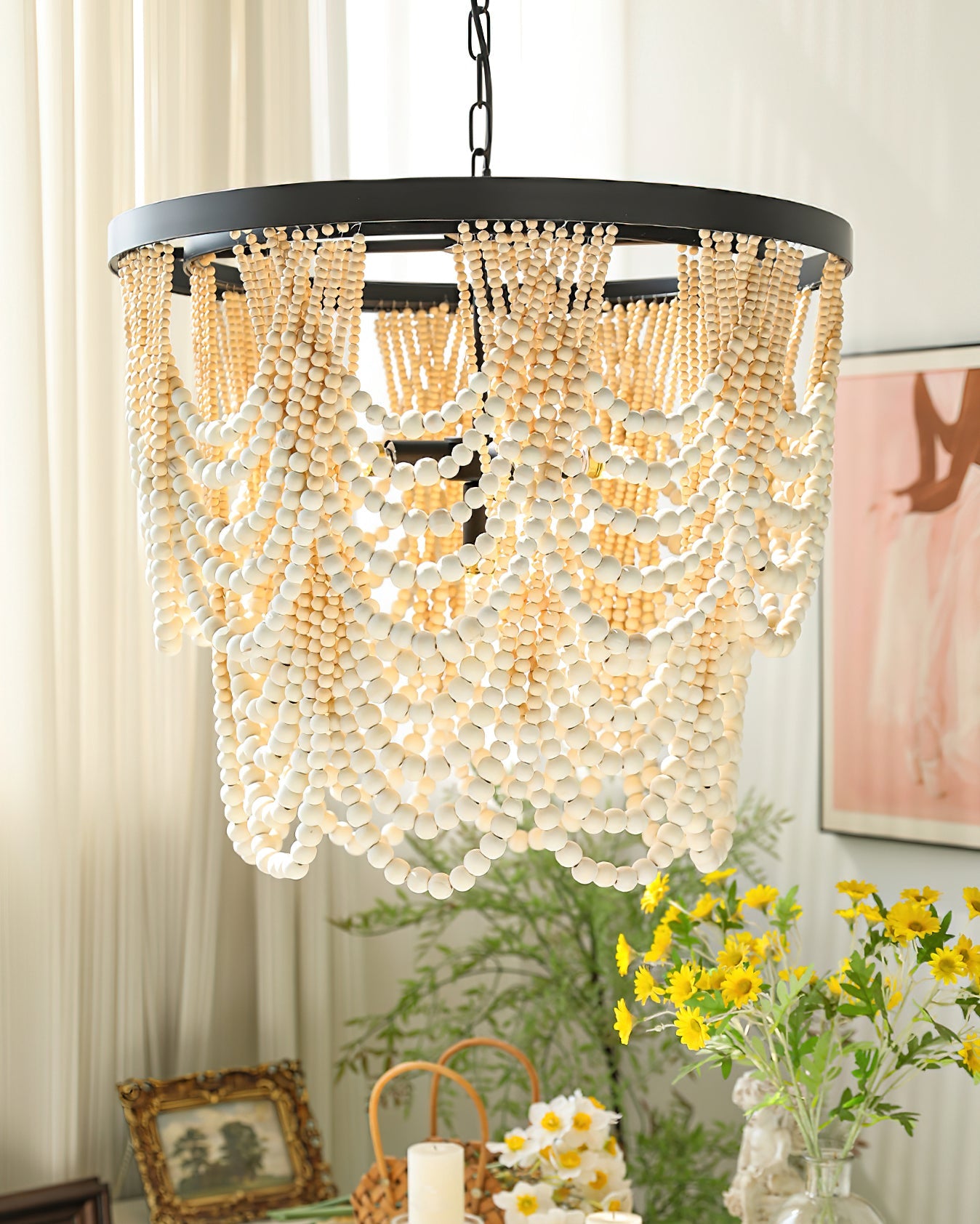 Lustre Margaux en perles de bois, élégance rustique avec cadre noir mat