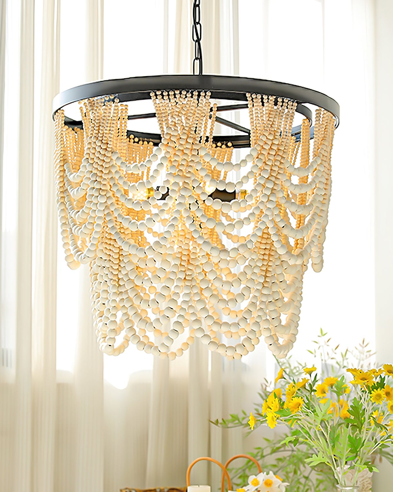 Lustre Margaux en perles de bois, élégance rustique avec cadre noir mat