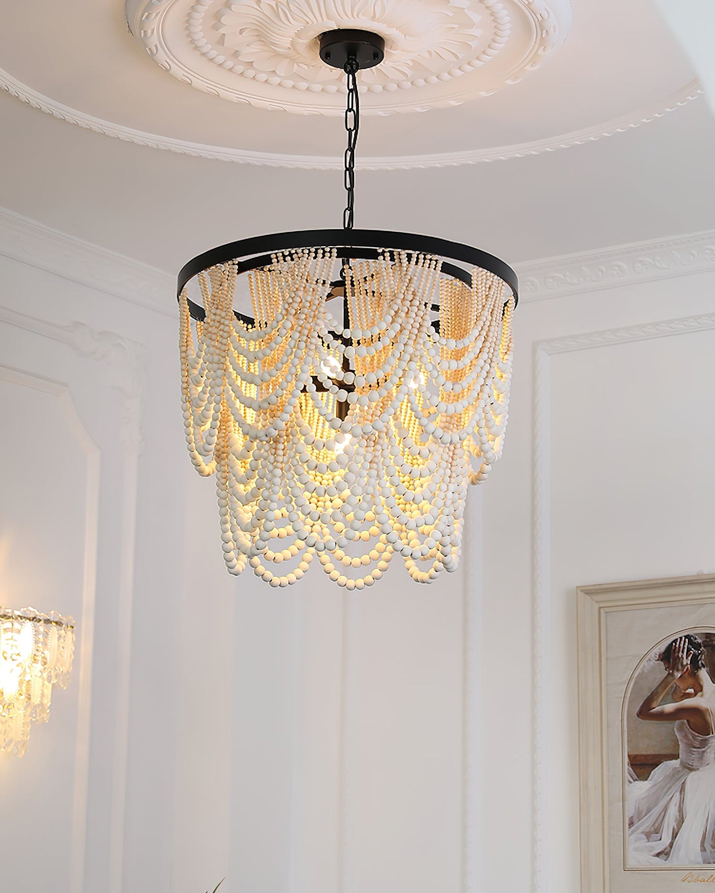 Lustre Margaux en perles de bois, élégance rustique avec cadre noir mat