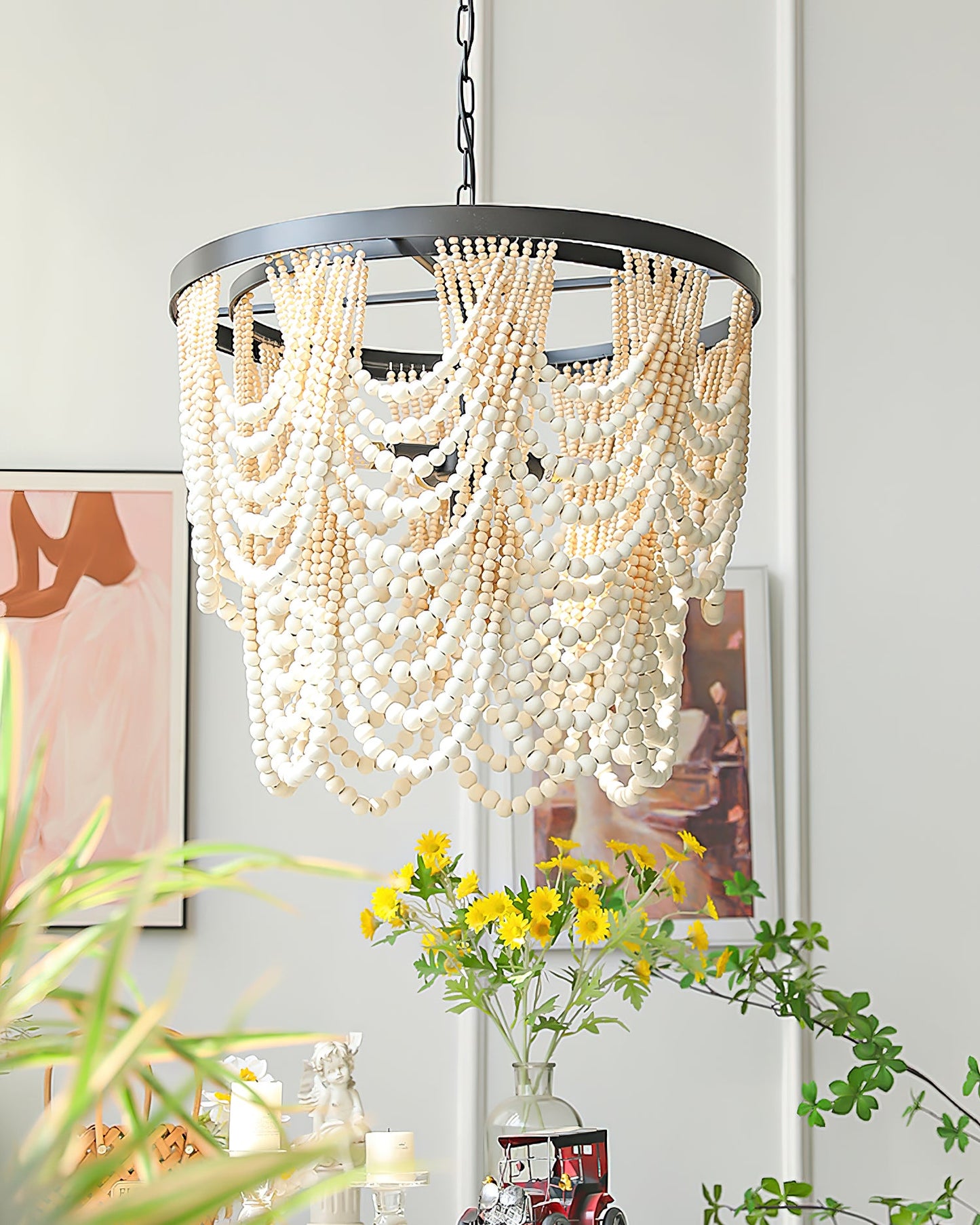 Lustre Margaux en perles de bois, élégance rustique avec cadre noir mat