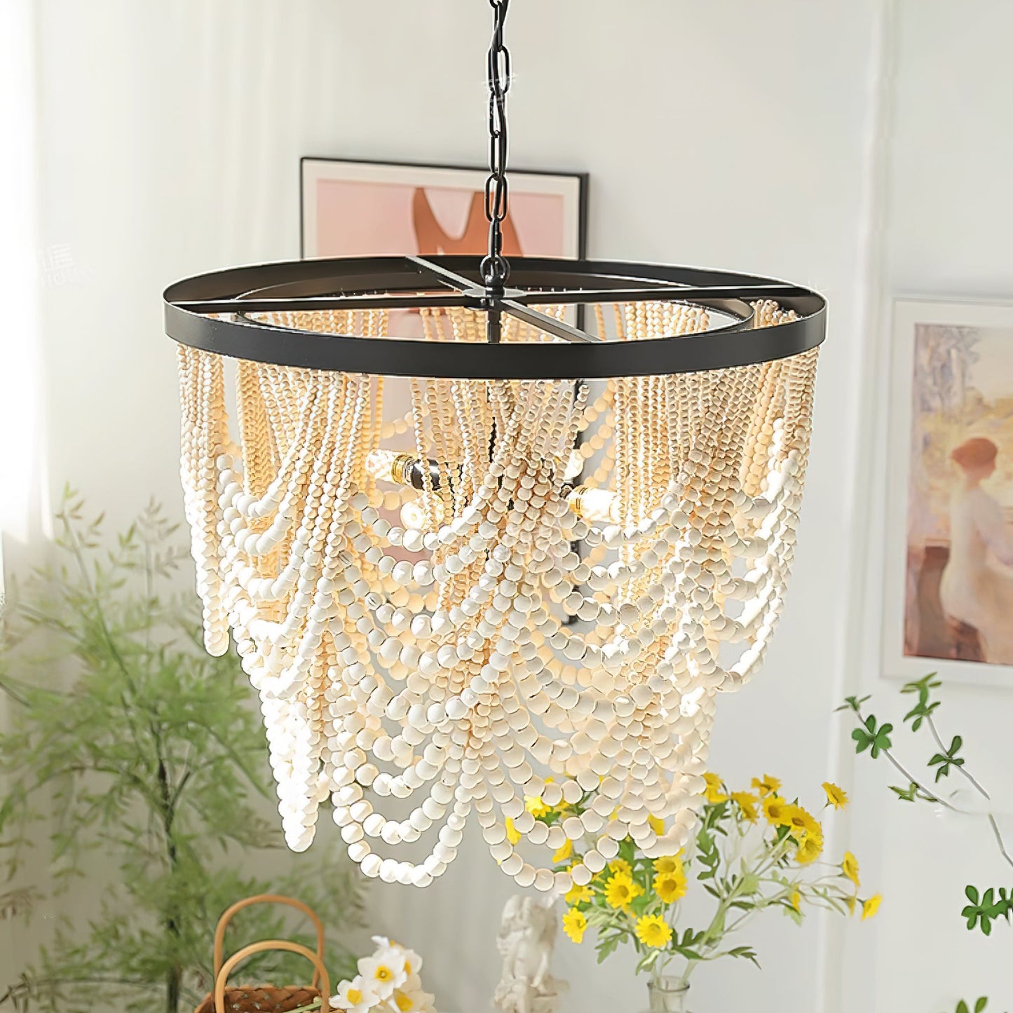 Lustre Margaux en perles de bois, élégance rustique avec cadre noir mat
