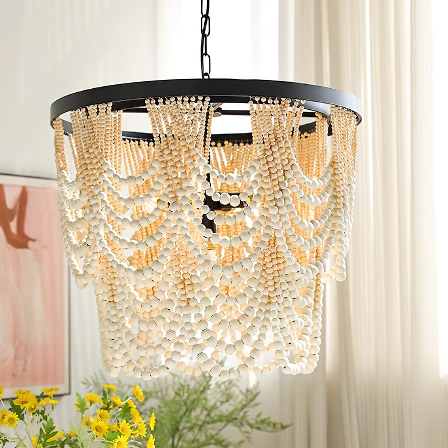 Lustre Margaux en perles de bois, élégance rustique avec cadre noir mat