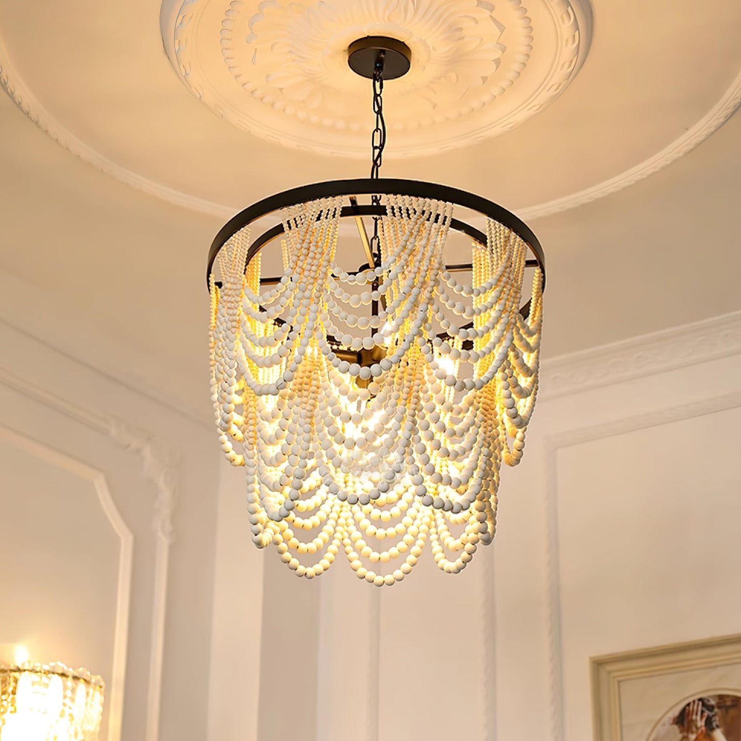 Lustre Margaux en perles de bois, élégance rustique avec cadre noir mat