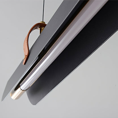 Suspension linéaire Étienne, LED à lanière en cuir avec cadre métallique