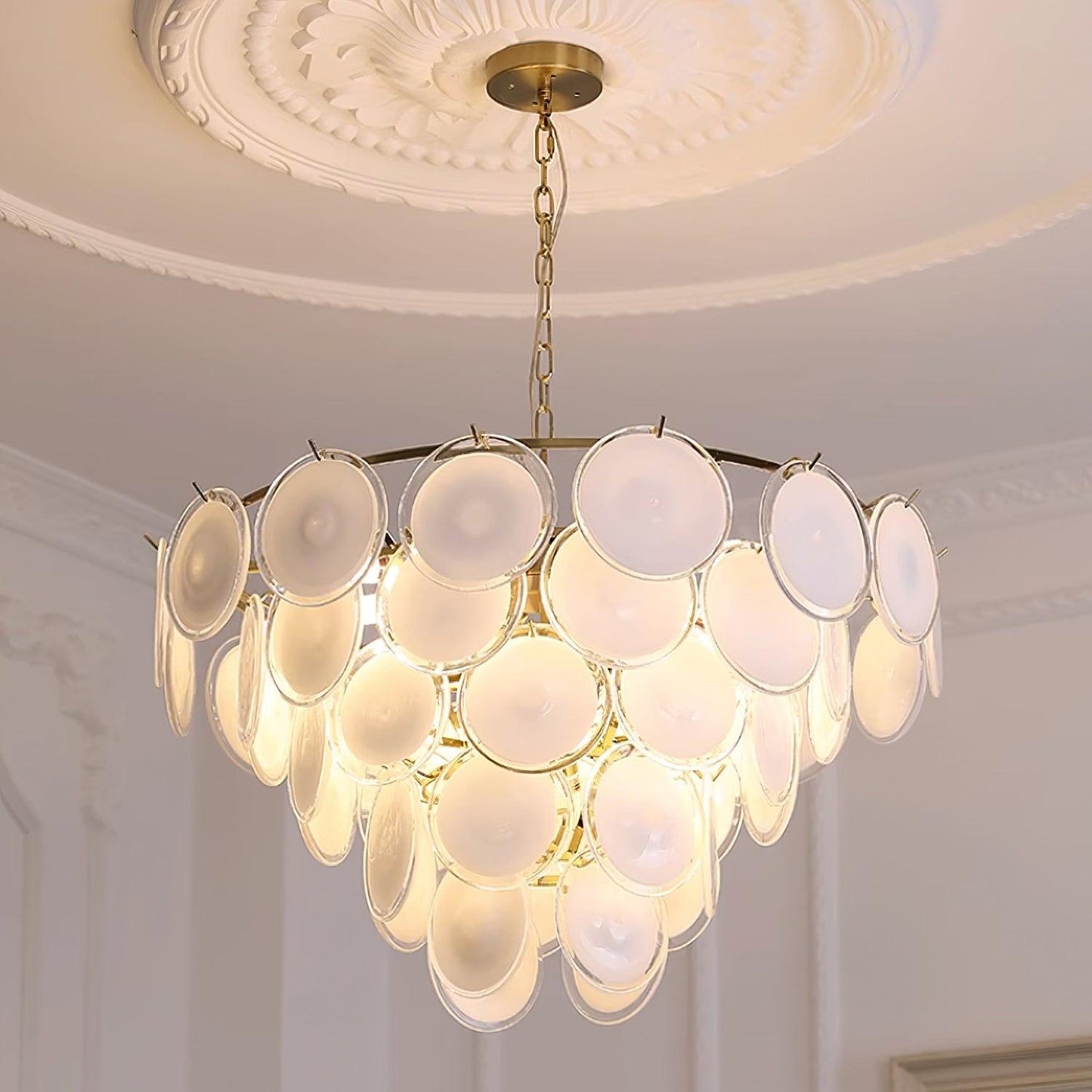 Lustre Delphine avec disques en verre, abat-jour superposés blancs et cadre métallique