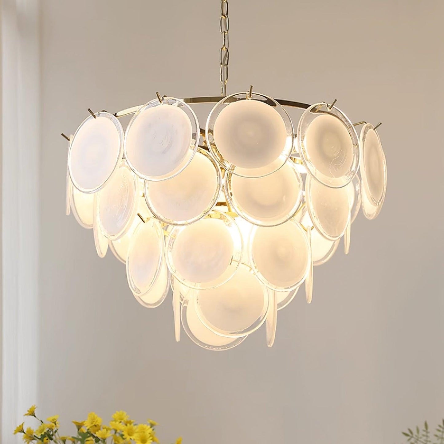 Lustre Delphine avec disques en verre, abat-jour superposés blancs et cadre métallique