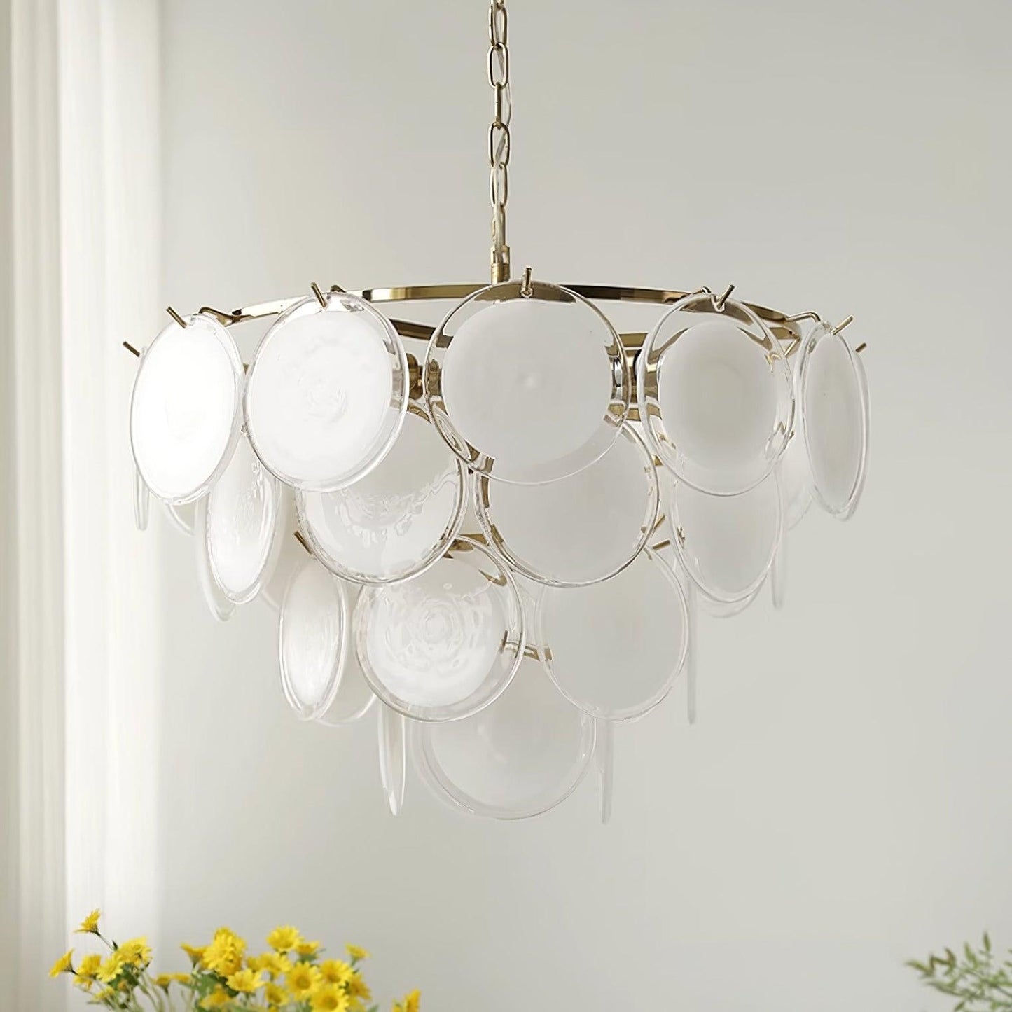Lustre Delphine avec disques en verre, abat-jour superposés blancs et cadre métallique