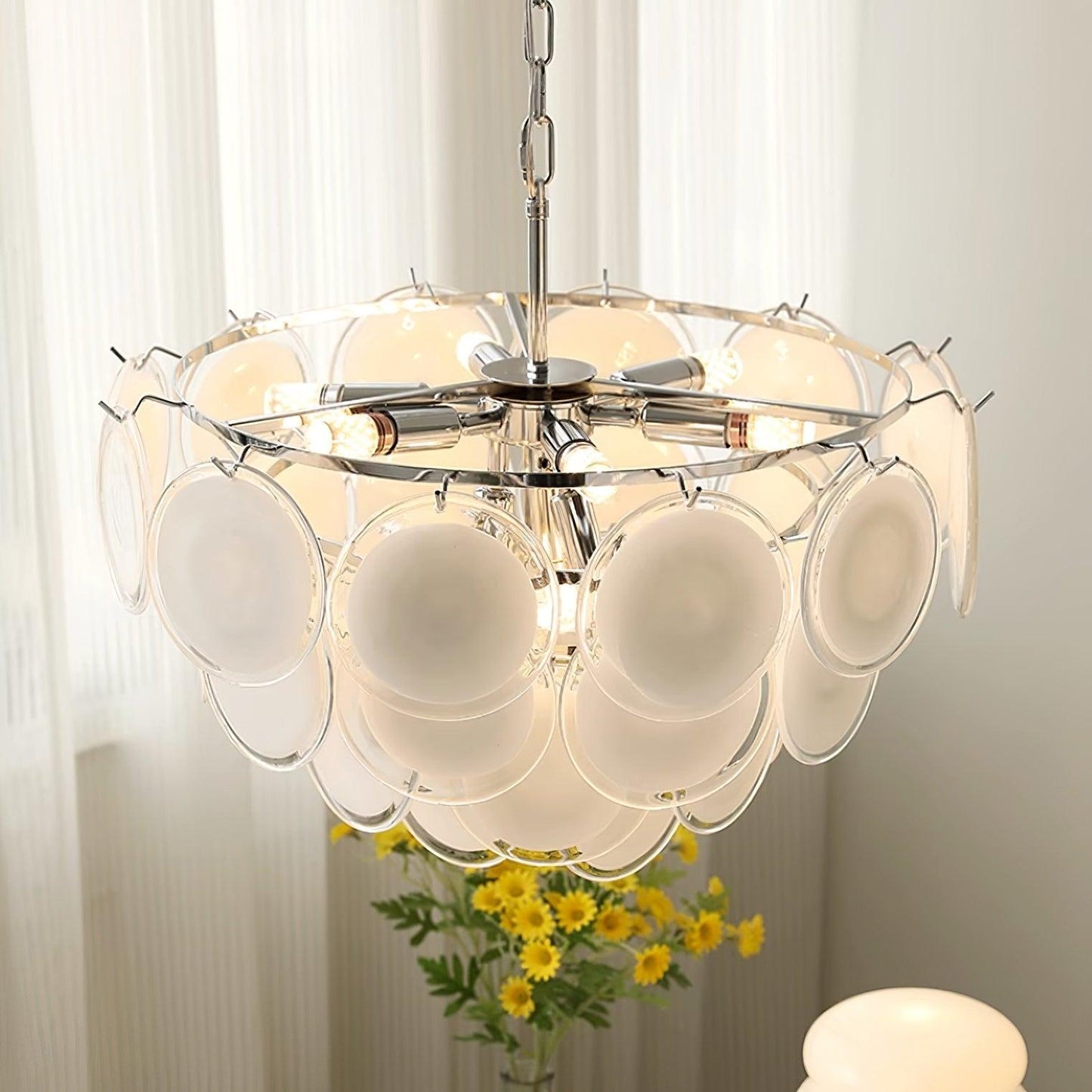 Lustre Delphine avec disques en verre, abat-jour superposés blancs et cadre métallique