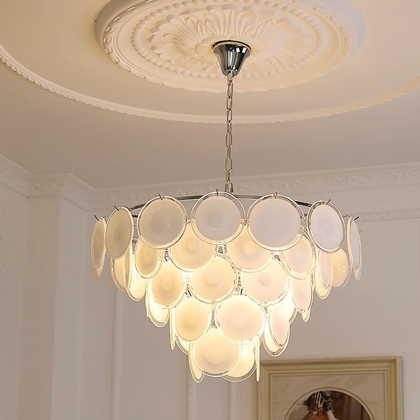 Lustre Delphine avec disques en verre, abat-jour superposés blancs et cadre métallique