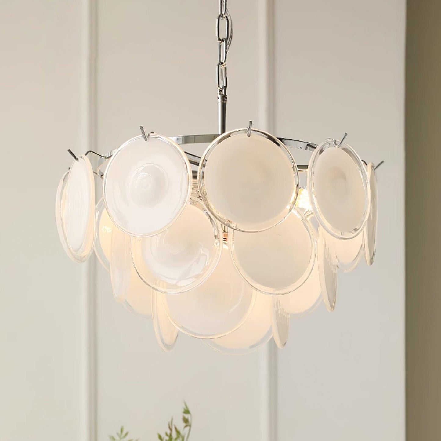Lustre Delphine avec disques en verre, abat-jour superposés blancs et cadre métallique